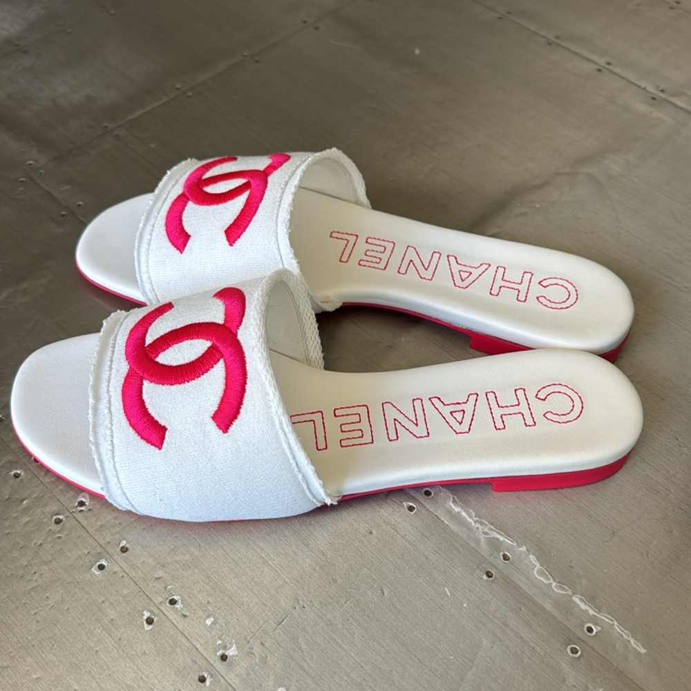 CHANEL White and Red Sandals - Picture 3 of 8
